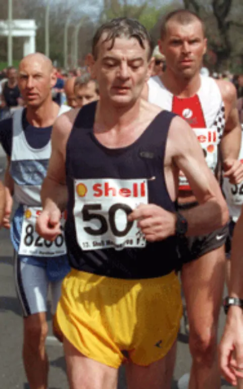 Ein-Bild-mit-Symbolcharakter-Joschka-Fischer-joggt-rund-ein-halbes-Jahr-vor-der-Bundestagswahl-1998-in-Richtung-des-Postens-als-Aussenminister-und-Vizekanzler