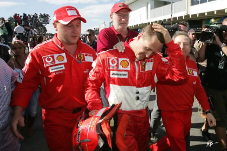 Das-Rennen-war-chaotisch-sagt-Schumacher-in-die-Reporter-Mikros-Und-Es-hat-nicht-sollen-sein