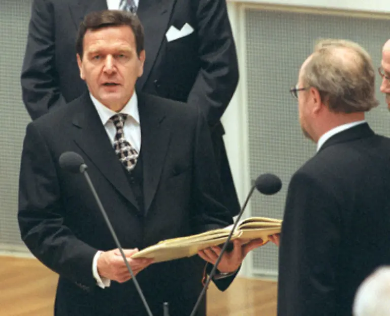 Gerhard-Schroeder-wird-der-erste-Kanzler-der-Bundesrepublik-sein-der-bei-seiner-Vereidigung-auf-die-Formel-So-wahr-mir-Gott-helfe-verzichtet
