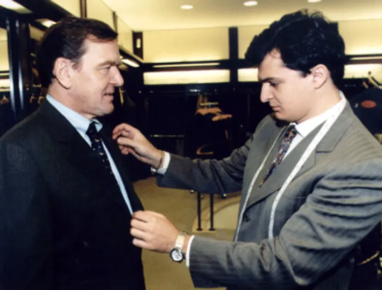 Doch-auch-das-gehoert-zum-neuen-Stil-Schroeder-laesst-sich-einen-Massanzug-von-Brioni-verpassen