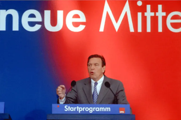Entsprechend-zwitterhaft-kommt-Schroeders-Politik-daher-Als-neue-Mitte-ziehen-die-Sozialdemokraten-1998-in-den-Bundestagswahlkampf-Schroeder-ist-Genosse-der-Bosse-und-Kanzlerkandidat-der-Arbeiterpartei-SPD-zugleich