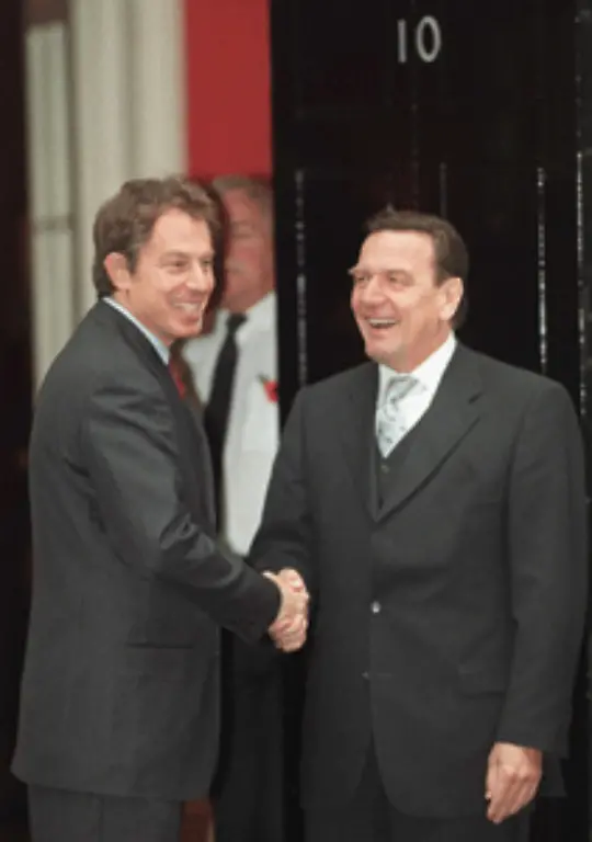 Dabei-liegt-er-voll-im-Trend-Tony-Blair-und-seine-New-Labour-haben-es-vorgemacht-Was-Schroeder-und-Blair-zu-Beginn-eint-ein-Politikansatz-jenseits-linker-Klischees-wird-sie-spaeter-trennen-Ein-Regierungschef-der-neuen-Mitte-kann-sowohl-fuer-als-auch-gegen-einen-Krieg-im-Irak-sein