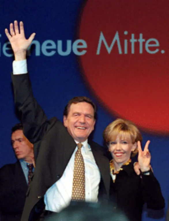 Modern-oder-beliebig-Schroeder-gewinnt-am-27-September-1998-die-Wahl-und-fuehrt-die-SPD-nach-16-Jahren-Opposition-in-die-Regierungsverantwortung-Der-Erfolg-gibt-ihm-Recht-und-die-Genossen-folgen-ihm-Im-Maerz-1999-wird-Schroeder-fuer-fuenf-Jahre