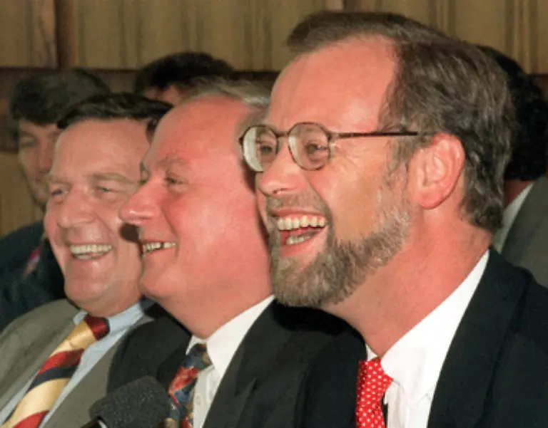 zum-alleinigen-Dompteur-der-SPD-aufsteigen-nach-dem-Rueckzug-Oskar-Lafontaines-von-allen-Aemtern-uebernimmt-der-Kanzler-auch-den-Parteivorsitz-Die-einstige-Troika-der-SPD-ist-da-schon-laengst-zerbrochen-Der-1995-von-Lafontaine-aus-dem-Amt-des-SPD-Chefs-gedraengte-Rudolf-Scharping-spielt-nur-noch-die-zweite-Geige