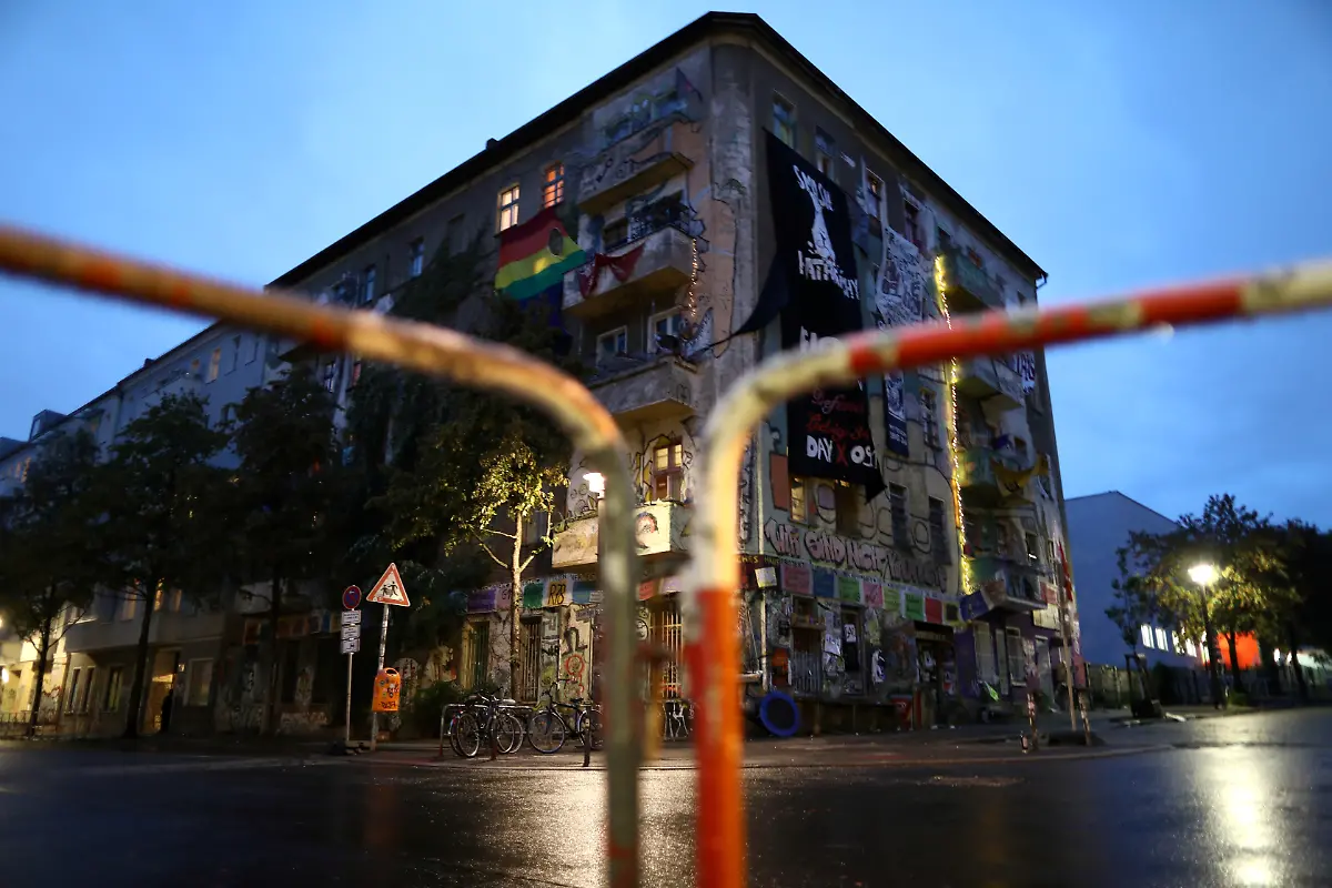 2020-10-08T170827Z-725410840-RC2HEJ9OVH7M-RTRMADP-3-GERMANY-FARLEFT