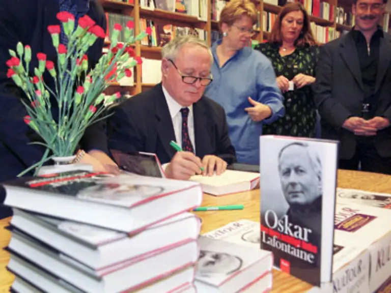 So-schweigsam-wie-Lafontaine-zu-Beginn-war-so-ausschweifend-wird-er-in-der-Folgezeit-Das-Herz-schlaegt-links-erscheint-im-Oktober-1999-Das-Buch-wird-nur-der-Anfang-einer-jahrelangen-Abrechnung-Lafontaines-mit-Schroeders-SPD-sein