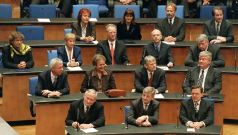 Lafontaines-Rueckzug-steht-beispielhaft-fuer-das-Personalkarussell-das-sich-vor-allem-in-den-ersten-vier-Regierungsjahren-von-Rot-Gruen-ungeheuer-schnell-dreht-Von-den-hier-zu-sehenden-16-Mitgliedern-des-ersten-Kabinetts-sind-sieben-Jahre-spaeter-noch-sechs-im-Amt-darunter-der-Kanzler-und-sein-Vize