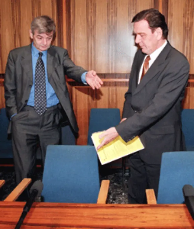 Waehrend-Schroeder-und-Lafontaine-zu-Intimfeinden-wurden-passt-zwischen-den-Kanzler-und-Muentefering-offenbar-kein-Blatt-Auch-das-Verhaeltnis-zu-Joschka-Fischer-scheint-von-gegenseitiger-Loyalitaet-gepraegt-und-wirkt-stets-ungetruebt