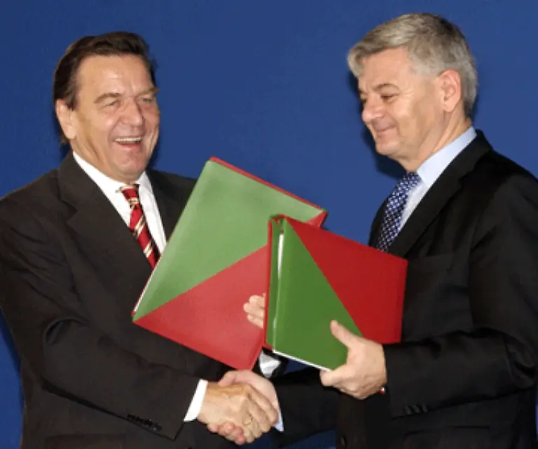 Im-Koalitionsvertrag-hatte-sich-Rot-Gruen-so-einiges-vorgenommen-Von-entschlossener-Reformpolitik-ist-die-Rede-und-schon-damals-heisst-es-Der-Abbau-der-Arbeitslosigkeit-ist-das-oberste-Ziel-der-neuen-Bundesregierung-Schliesslich-will-sich-Schroeder-daran-messen-lassen