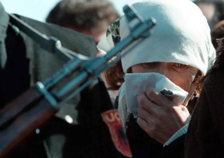 Doch-statt-innenpolitischer-Themen-rueckt-mit-einem-Mal-die-Aussenpolitik-auf-die-Agenda-Die-NATO-entschliesst-sich-zum-militaerischen-Eingreifen-im-Kosovo-Der-Krieg-gegen-Jugoslawien-beginnt-am-24-Maerz-1999