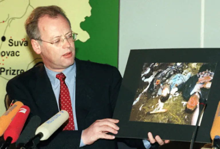 Bundesverteidigungsminister-Scharping-praesentiert-im-April-1999-Fotos-die-ein-Massaker-von-Serben-an-Kosovo-Albanern-in-der-Ortschaft-Rogovo-zeigen-sollen-Bis-heute-ist-nicht-nur-umstritten-ob-die-Aufnahmen-tatsaechlich-Massaker-Opfer-zeigen