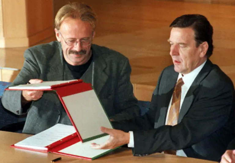 Im-Innern-feiern-die-Gruenen-dagegen-scheinbar-einen-grossen-Triumph-der-Atomausstieg-der-im-Koalitionsvertrag-vereinbart-wurde-wird-auf-den-Weg-gebracht