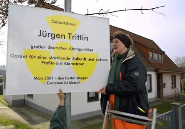 Doch-auch-hier-eckt-die-Parteifuehrung-bei-ihrer-Basis-und-Sympathisanten-an-Ihnen-geht-der-realpolitische-Ausstieg-nicht-schnell-genug-Die-Gruenen-werden-zur-Zielscheibe-ihrer-ureigensten-Klientel