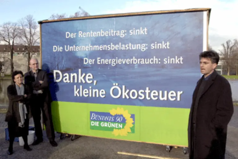 doch-letztlich-koennen-sich-die-Gruenen-die-Durchsetzung-der-Abgabe-als-Erfolg-auf-die-Fahnen-schreiben-Ueberhaupt-schafft-es-in-den-ersten-Regierungsjahren-in-erster-Linie-der-kleine-Koalitionspartner-sich-zu-profilieren