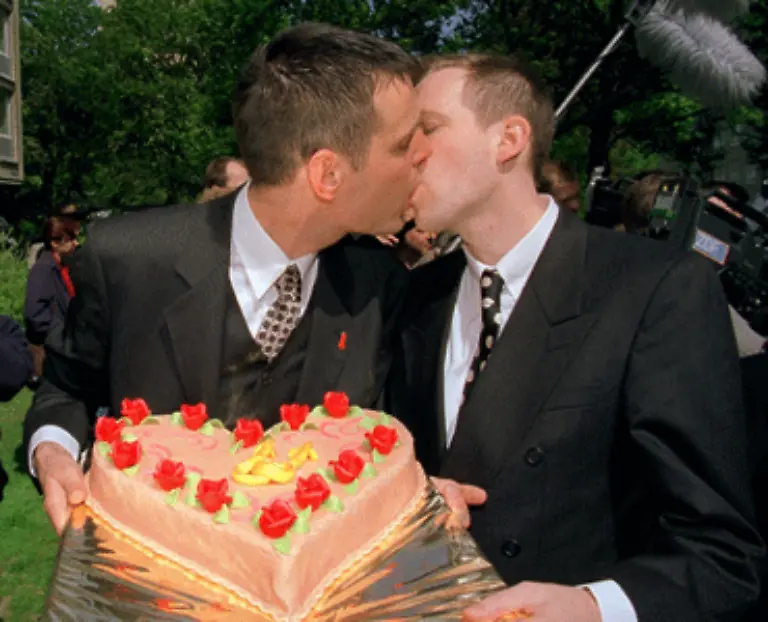Schon-im-August-2001-tritt-das-Gesetz-zur-gleichgeschlechtlichen-Lebenspartnerschaft-in-Kraft-Mehrere-unionsgefuehrte-Laender-wollen-es-zu-Fall-bringen-Doch-die-Homo-Ehe-besteht-auch-vor-dem-Bundesverfassungsgericht
