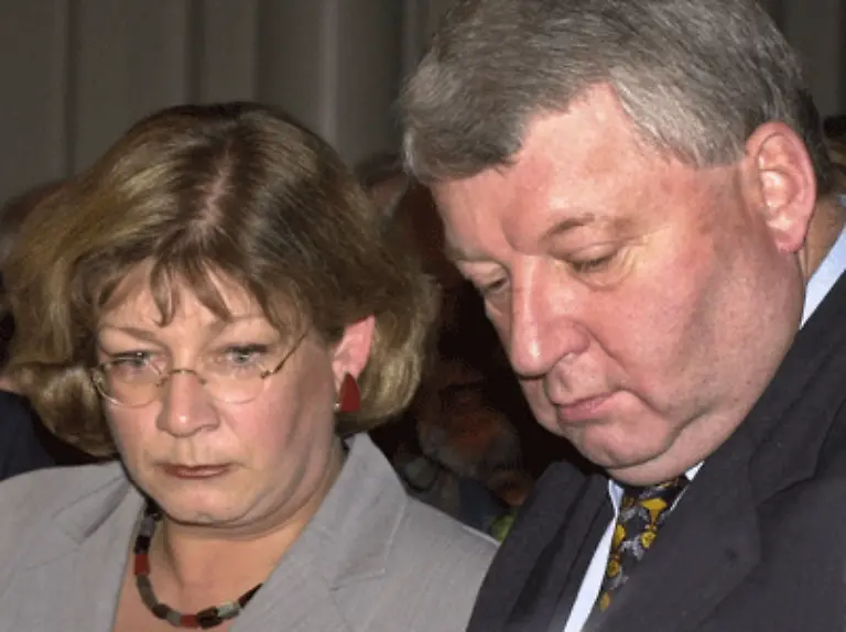 und-spuelt-im-Januar-2001-Gesundheitsministerin-Andrea-Fischer-Gruene-und-Landwirtschaftsminister-Karl-Heinz-Funke-SPD-aus-dem-Amt