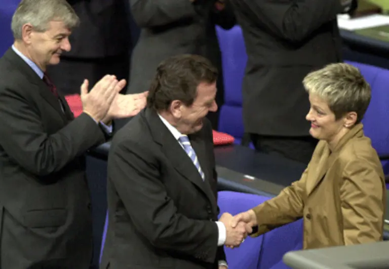 Die-Gruenen-nutzen-die-Gunst-der-Stunde-um-alte-agrarlobbyistische-Zoepfe-abzuschneiden-Renate-Kuenast-uebernimmt-das-neue-Amt-der-Verbraucherschutzministerin-und-erwirbt-sich-mit-einer-Umorientierung-der-Politik-auf-die-Interessen-der-Konsumenten-Verdienste-Auch-der-politische-Gegner-zollt-ihr-Respekt