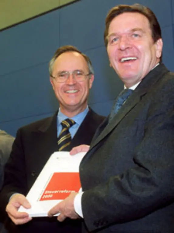 Auch-eine-dreistufige-Steuerreform-wird-auf-den-Weg-gebracht-Eine-erste-Stufe-tritt-2001-in-Kraft-zwei-weitere-folgen-bis-zum-1-Januar-2005-Der-Eingangssteuersatz-sinkt-in-dieser-Zeit-von-22-9-auf-15-der-Spitzensteuersatz-von-51-auf-42-Prozent