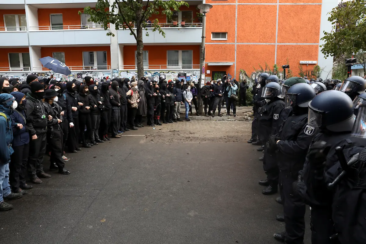 2020-10-09T064352Z-1612248167-RC2UEJ9Y67HN-RTRMADP-3-GERMANY-FARLEFT