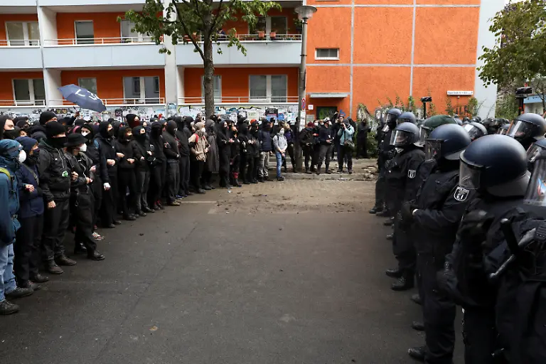 2020-10-09T064352Z-1612248167-RC2UEJ9Y67HN-RTRMADP-3-GERMANY-FARLEFT