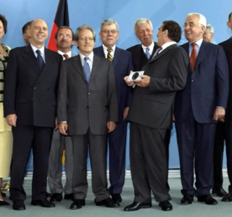 Am-16-August-2002-wenige-Wochen-vor-der-Bundestagswahl-legt-die-Kommission-ihre-Ergebnisse-vor-Die-Umsetzung-der-Vorschlaege-soll-fuer-die-Regierung-Schroeder-in-ihrer-zweiten-Amtszeit-zum-Pruef-und-Stolperstein-werden