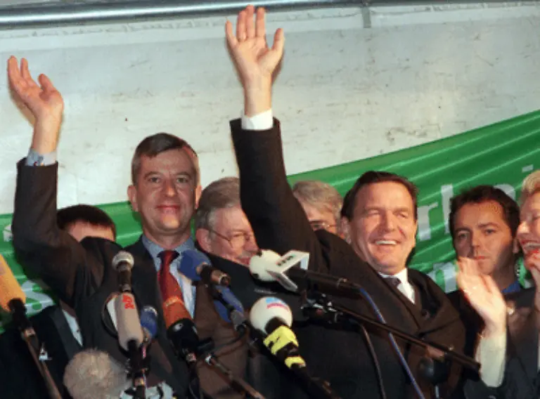 Zu-den-ersten-Reformschritten-gesellen-sich-in-der-ersten-Amtszeit-Schroeders-eher-hemdsaermlige-Aktionen-Nach-persoenlicher-Intervention-verkuendet-der-Kanzler-1999-die-Rettung-des-Baukonzerns-Holzmann-Zwei-Jahre-spaeter-ist-das-Unternehmen-dann-endgueltig-pleite
