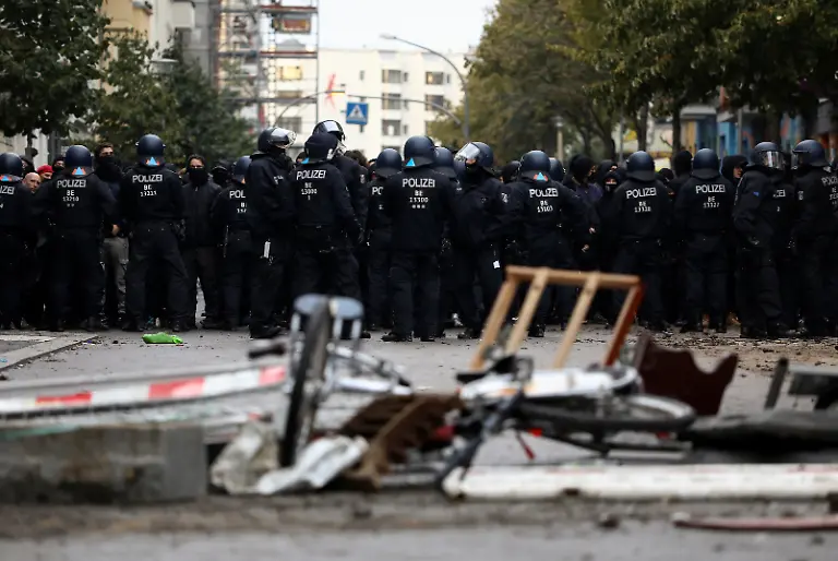 2020-10-09T063216Z-1740879726-RC2UEJ9X66YL-RTRMADP-3-GERMANY-FARLEFT