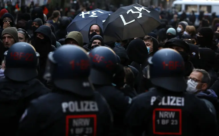 2020-10-09T052550Z-1776235838-RC2TEJ9BHR1Q-RTRMADP-3-GERMANY-FARLEFT