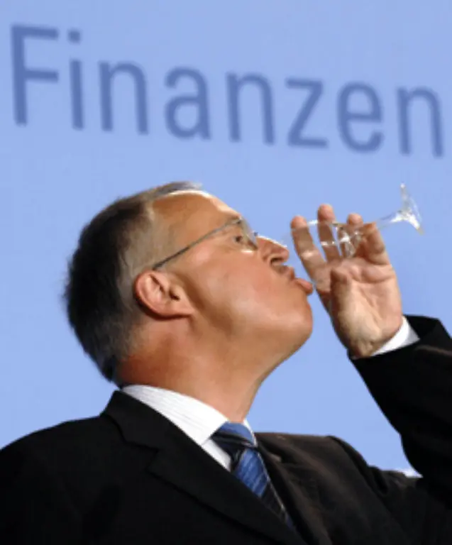 Dass-das-Glas-nicht-einmal-mehr-halb-voll-ist-muss-der-Mann-mit-dem-undankbarsten-Job-in-der-Regierung-2002-einsehen-Deutschland-verstoesst-in-diesem-Jahr-erstmals-gegen-das-Defizit-Kriterium-der-Europaeischen-Union