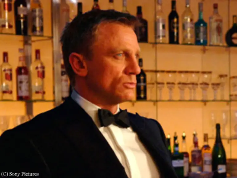 Auch-auf-vertraute-Trinkgewohnheiten-darf-man-hoffen-schon-zu-Beginn-seiner-Karriere-nimmt-Bond-den-Martini-geruehrt-und-nicht-geschuettelt
