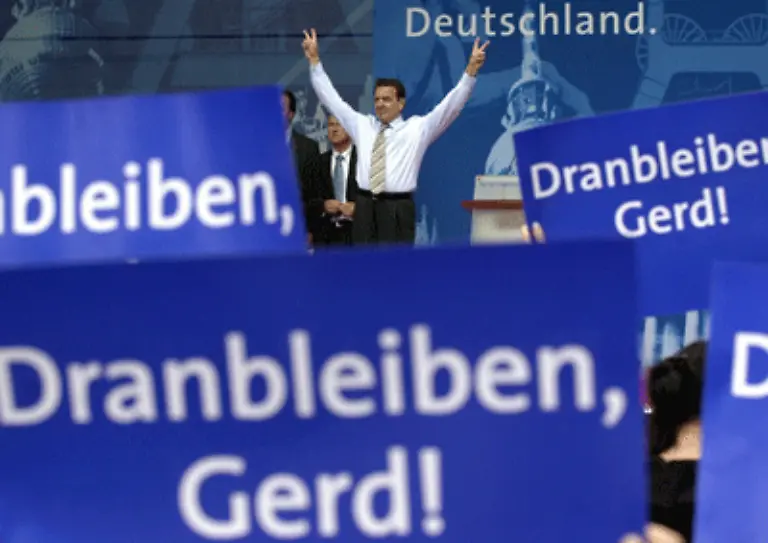 Die-Umfragewerte-fuer-die-Regierung-sind-vor-der-Wahl-lange-alles-andere-als-rosig-Doch-in-den-letzten-Wochen-wendet-sich-das-Blatt-Schroeder-punktet-mit-seiner-Ablehnung-des-sich-abzeichnenden-Irak-Kriegs