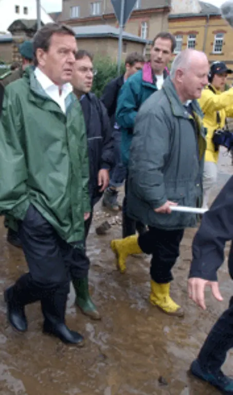 Und-das-Hochwasser-spielt-ihm-in-die-Haende-Durch-geschicktes-Krisenmanagement-kann-der-Kanzler-seinem-Amtsbonus-noch-ein-paar-Punkte-hinzufuegen