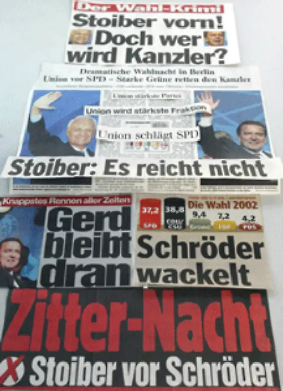 Noch-am-Wahlabend-sieht-es-zunaechst-so-aus-als-ob-Rot-Gruen-abgewaehlt-wird-Stoiber-erklaert-sich-bereits-zum-Sieger-Die-Zeitungen-gehen-zum-Teil-entsprechend-in-Druck