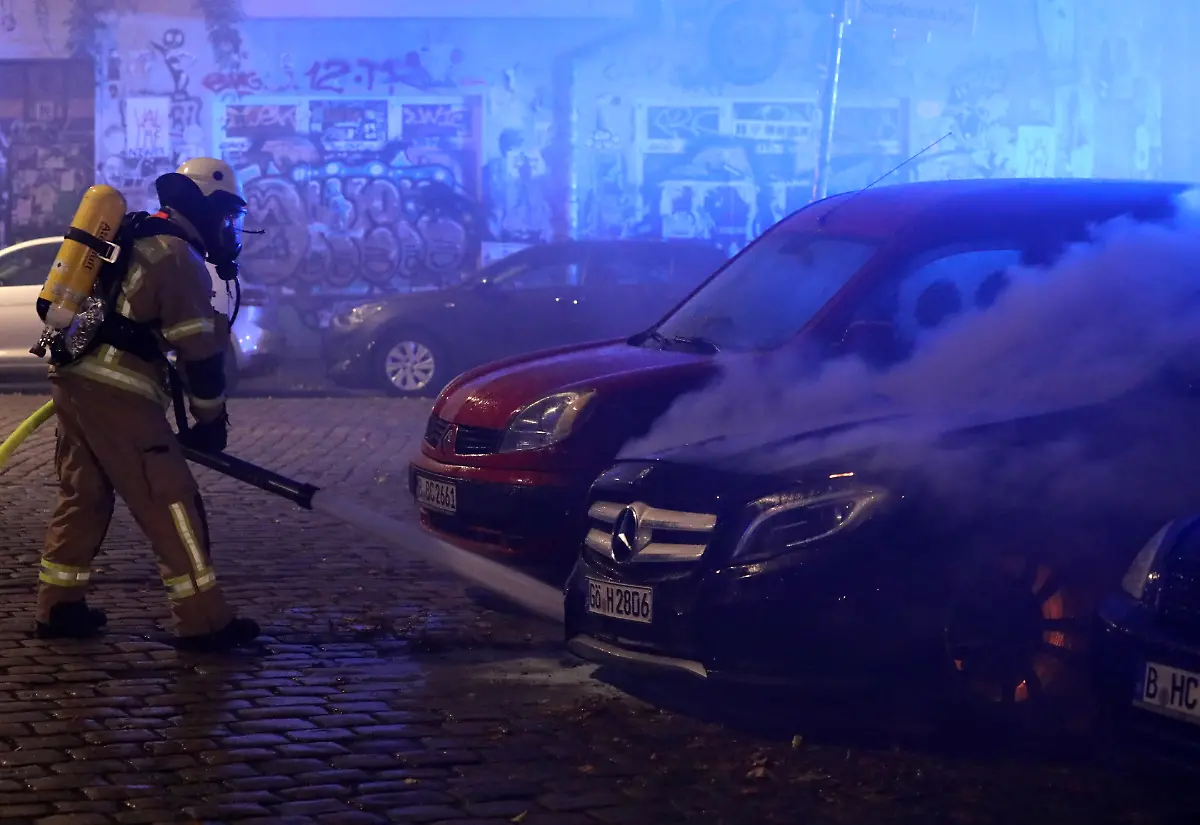 2020-10-09T043618Z-334901423-RC2SEJ9H8D7N-RTRMADP-3-GERMANY-FARLEFT