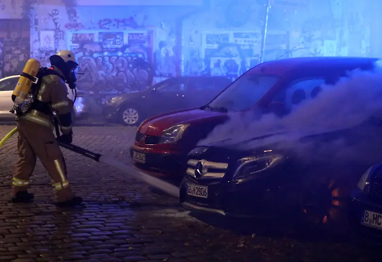 2020-10-09T043618Z-334901423-RC2SEJ9H8D7N-RTRMADP-3-GERMANY-FARLEFT