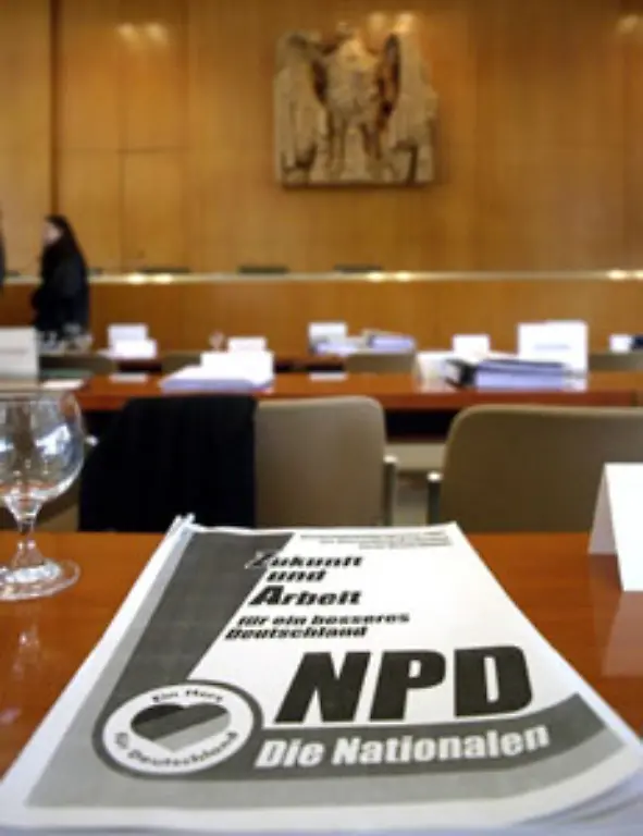 Keine-Chance-mehr-haben-soll-die-NPD-Das-von-Schily-angestossene-Verbotsverfahren-aber-scheitert-wegen-der-V-Mann-Affaere-im-Maerz-2003-vor-dem-Bundesverfassungsgericht