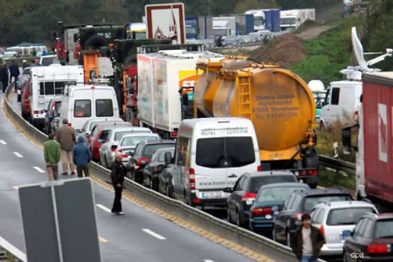 Der-Verkehr-staut-sich-ueber-Kilometer