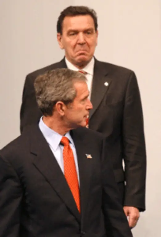 Die-Differenzen-in-der-Irak-Frage-fuehren-zu-starken-Spannungen-mit-den-USA-Das-Verhaeltnis-zu-US-Praesident-Bush-soll-sich-bis-zum-Ende-von-Schroeders-Kanzlerschaft-nicht-mehr-normalisieren