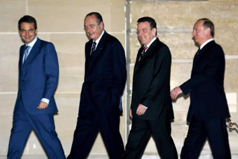 Aussenpolitisch-sucht-Schroeder-stattdessen-den-Schulterschluss-mit-den-Praesidenten-Frankreichs-und-Russlands-Chirac-und-Putin-In-der-Irak-Frage-weiss-er-auch-Spaniens-Ministerpraesidenten-Zapatero-auf-seiner-Seite-der-nach-den-Anschlaegen-von-Madrid-am-11-Maerz-2004-seine-Soldaten-aus-dem-Irak-abzieht