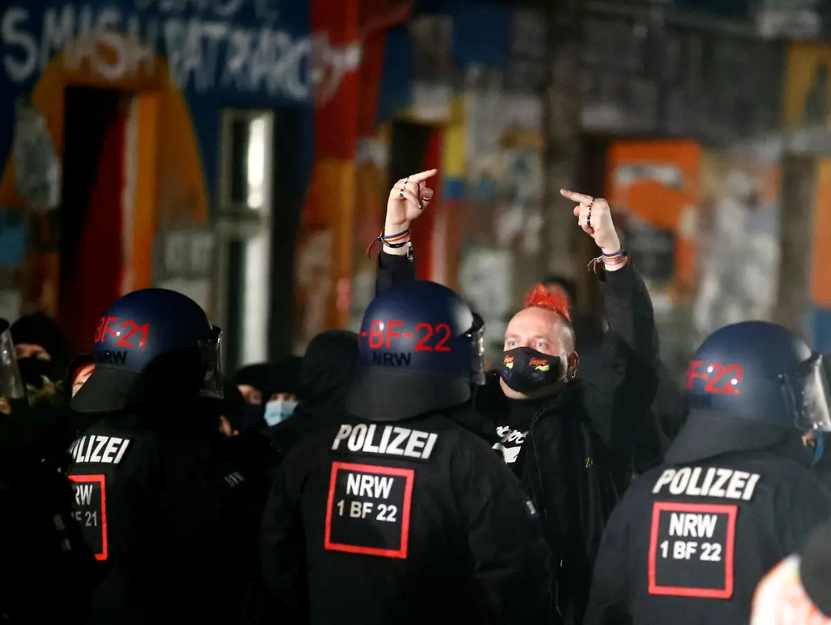 2020-10-09T033757Z-1575554705-RC2REJ9IKLFI-RTRMADP-3-GERMANY-FARLEFT