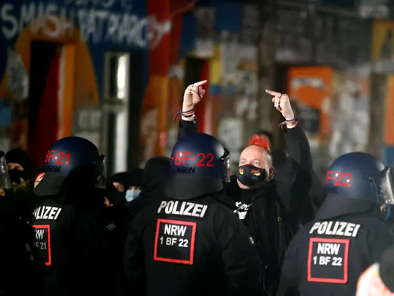 2020-10-09T033757Z-1575554705-RC2REJ9IKLFI-RTRMADP-3-GERMANY-FARLEFT