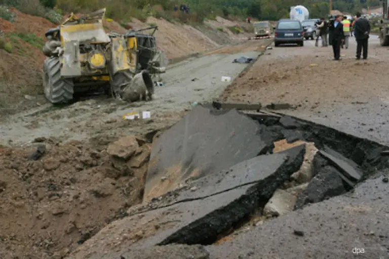 Der-Sprengkoerper-reisst-einen-zweieinhalb-Meter-tiefen-und-acht-Meter-breiten-Krater