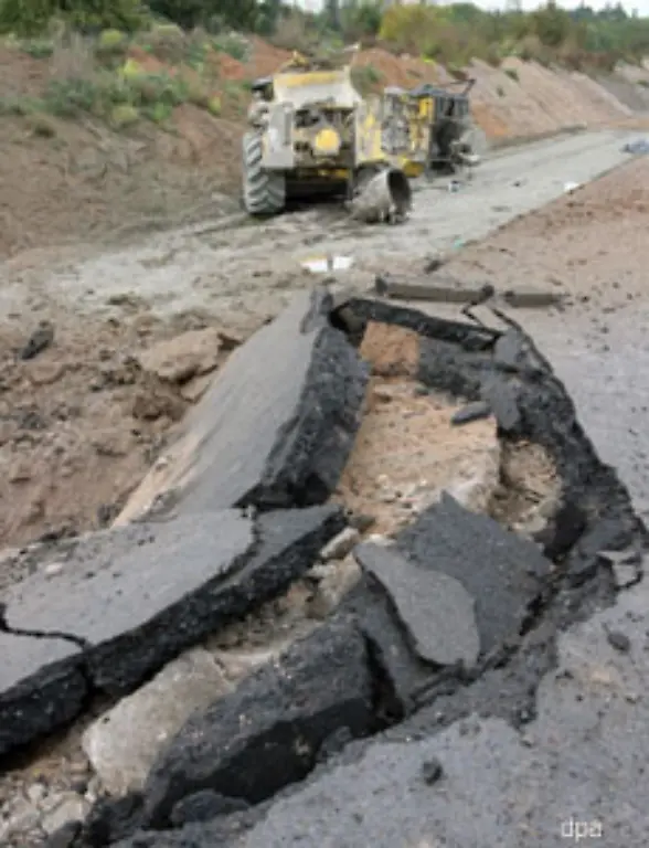 Der-Fahrer-einer-Fraesmaschine-deren-Fraeskopf-offenbar-auf-den-Blindgaenger-stiess