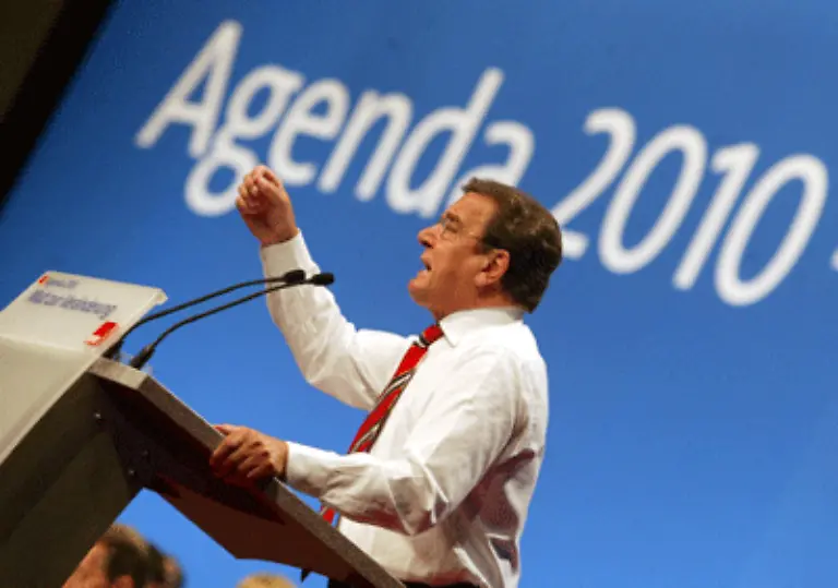 Die-eigene-Partei-bringt-der-Kanzler-auf-einem-Sonderparteitag-am-1-Juni-2003-noch-einmal-auf-Linie