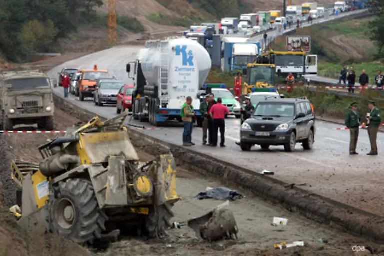 Die-Maschine-sei-foermlich-in-die-Luft-katapultiert-worden-und-in-zwei-Teile-zerbrochen-so-die-Polizei