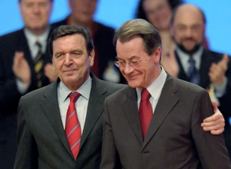 Im-Maerz-2004-wird-Schroeder-daher-den-Parteivorsitz-an-Franz-Muentefering-abgeben-Die-Hoffnung-innerparteilichen-Kritikern-so-den-Wind-aus-den-Segeln-nehmen-zu-koennen-erfuellt-sich-nur-bedingt