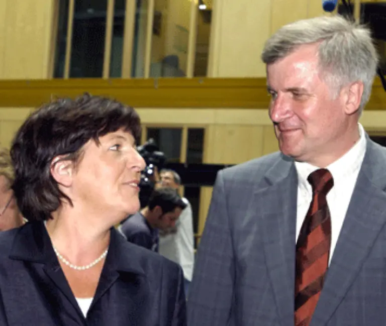 Unterdessen-ist-die-Regierung-bei-vielen-Reformvorhaben-laengst-auf-die-Zusammenarbeit-mit-der-Opposition-angewiesen-Bei-der-Gesundheitsreform-traegt-diese-Fruechte-In-der-Oeffentlichkeit-aber-bleibt-vor-allem-der-Streit-um-die-Praxisgebuehr-haengen