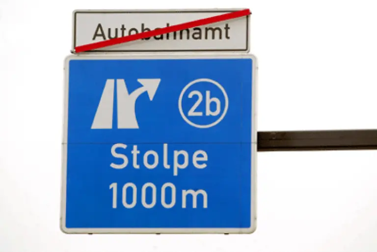 Zum-voelligen-Desaster-fuer-Rot-Gruen-und-ihren-Verkehrsminister-Manfred-Stolpe-geraet-die-Einfuehrung-der-Lkw-Maut-Eigentlich-zum-31-August-2003-geplant-startet-das-Projekt-nach-unzaehligen-Pannen-erst-am-1-Januar-2005-Die-Folge-Einnahmeausfaelle-in-Milliardenhoehe