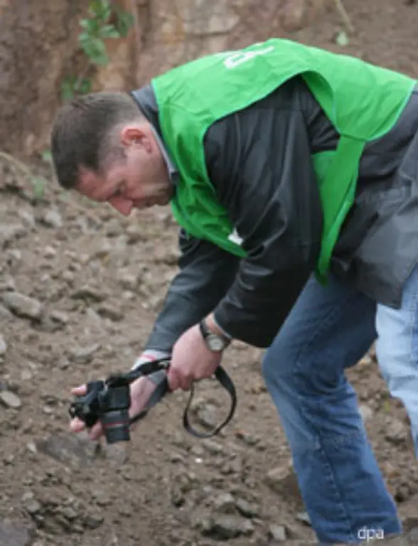 Nach-einer-ersten-Einschaetzung-steckte-der-Sprengkoerper-in-dem-aus-Beton-bestehenden-Fahrbahnbelag-der-Autobahn