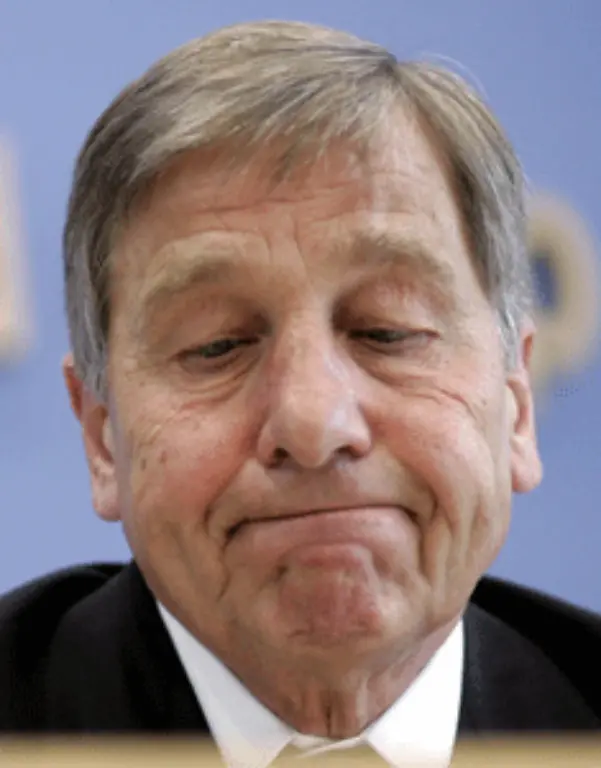 Einen-Erfolg-kann-Wirtschaftsminister-Wolfgang-Clement-in-der-Auseinandersetzung-mit-der-SPD-Linken-um-eine-Ausbildungsplatzabgabe-feiern-Im-Juni-2004-unterzeichnen-Regierung-und-Wirtschaft-einen-Ausbildungspakt-die-Abgabe-ist-vom-Tisch